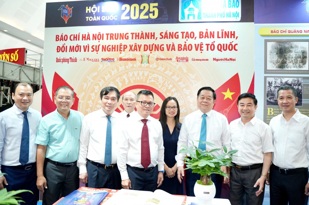 Đồng chí Nguyễn Trọng Nghĩa, Ủy viên Bộ Chính trị, Bí thư Trung ương Đảng, Trưởng Ban Tuyên giáo và Dân vận Trung ương cùng các đồng chí lãnh đạo tham quan gian hàng trưng bày của Hội nhà báo Hà Nội