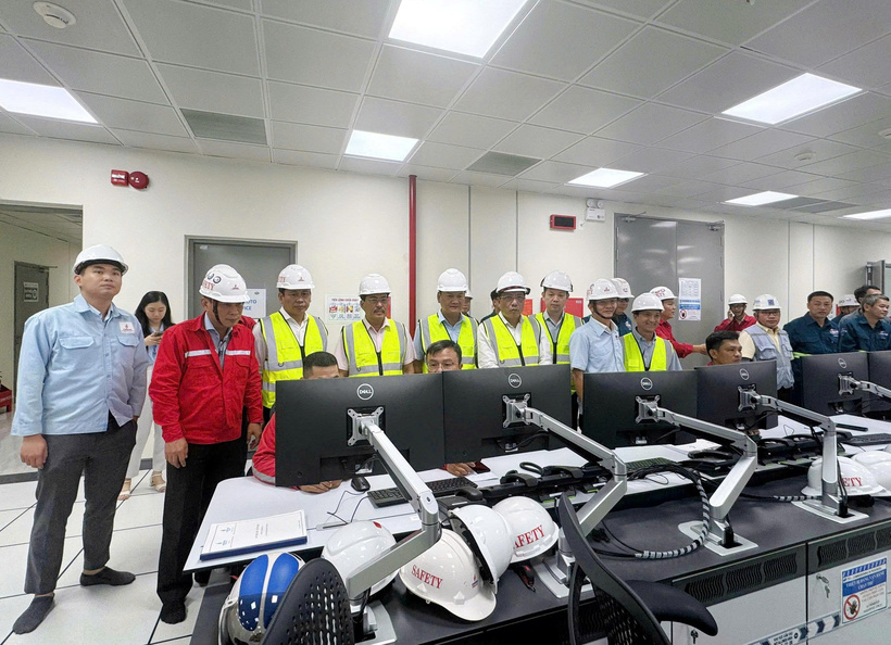 Lãnh đạo PVPower và Hội Dầu khí cùng các đại biểu chứng kiến thời điểm Nhà máy điện Nhơn Trạch 4 hòa lưới điện quốc gia. Ảnh: Petrovietnam