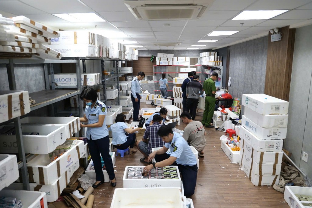 lực lượng chức năng vừa tiến hành kiểm tra điểm cất giữ hàng hóa tại phố Bạch Mai (quận Hai Bà Trưng), phát hiện một lượng lớn hàng hóa nhập lậu