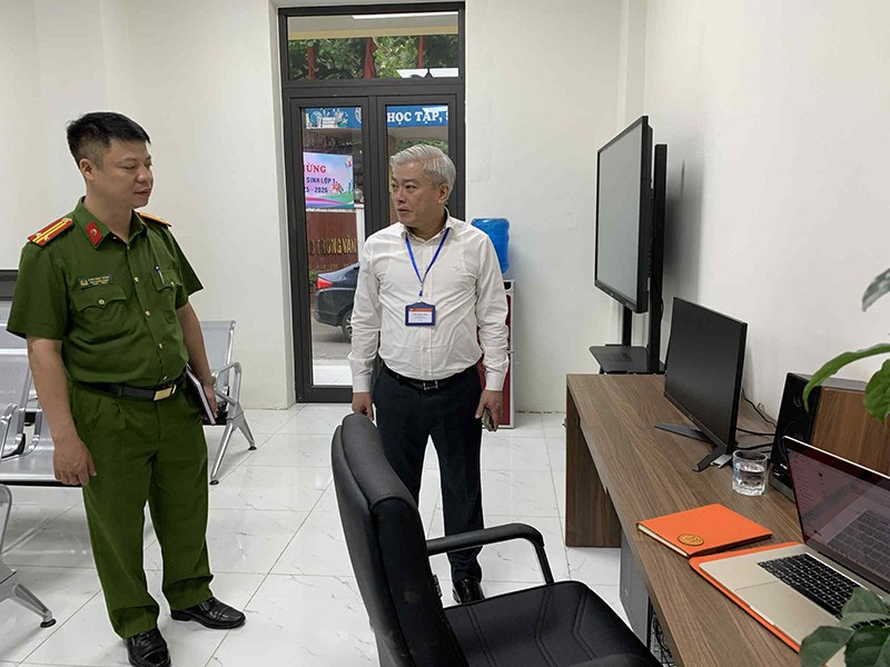 Bí thư Đảng uỷ phường Đại Mỗ Mai Trọng Thái kiểm tra phương tiện, đường truyền phục vụ Nhân dân tại điểm phục vụ hành chính công Đại Mỗ