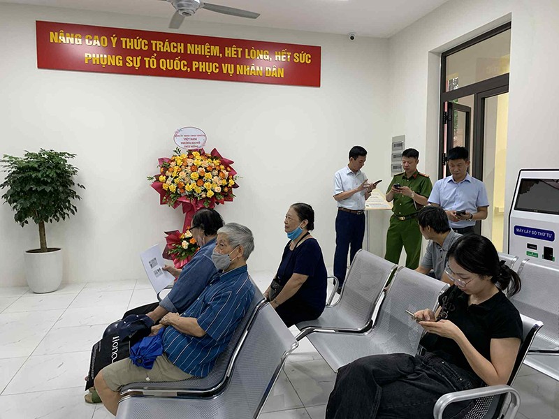Người dân đến làm các thủ tục hành chính tại điểm phục vụ hành chính công Đại Mỗ