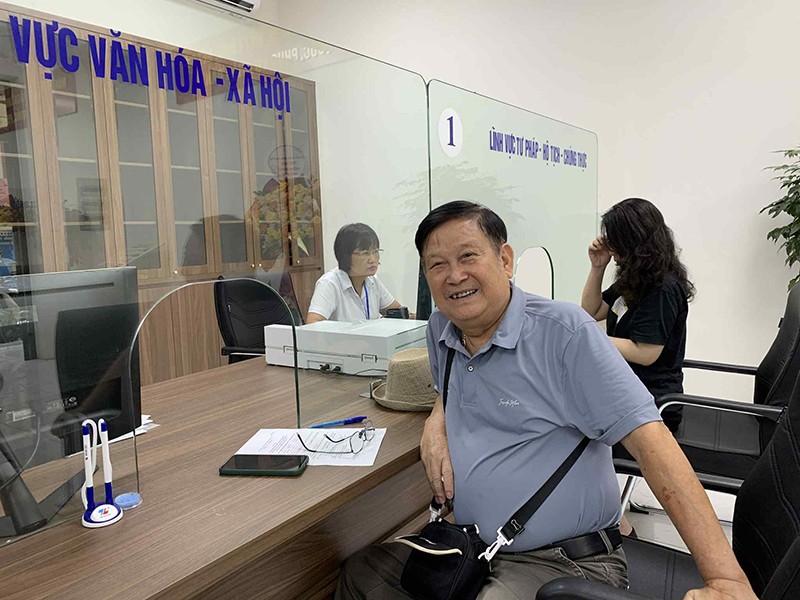 Ông Nguyễn Văn Thanh 75 tuổi ở Phùng Khoang (Hà Nội) bày tỏ phấn khởi khi đến thực hiện các thủ tục hành chính