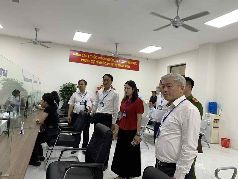 Các đồng chí lãnh đạo Đảng uỷ, UBND phường Đại Mỗ đi kiểm tra điểm phục vụ hành chính công Đại Mỗ