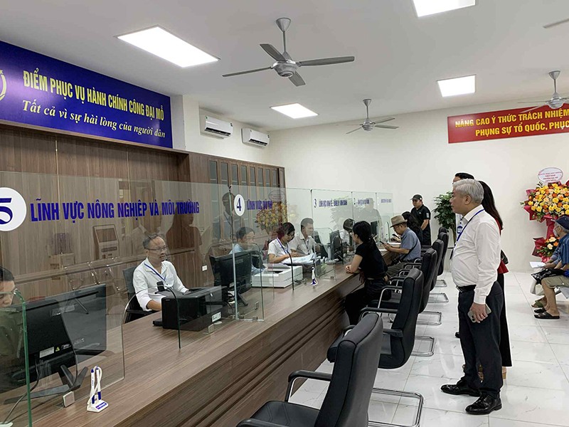 Các đồng chí lãnh đạo phường Đại Mỗ thăm hỏi, động viên cán bộ công chức tại điểm phục vụ hành chính công