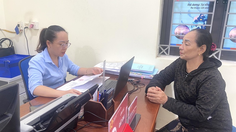 Bà Nguyễn Thị Sứ, ở khu 4, đặc khu Cô Tô, tỉnh Quảng Ninh làm thủ tục hành chính về đất đai