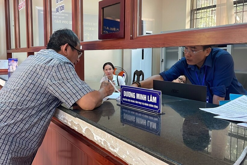 Người dân đặc khu Côn Đảo được cán bộ tư vấn, hướng dẫn làm thủ tục hành chính. Ảnh: Lý Huyền