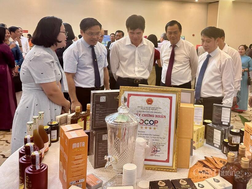 Các đại biểu tham quan quầy giới thiệu, trưng bày quảng bá du lịch và sản phẩm OCOP tiêu biểu của địa phương. Ảnh: Thu Thủy
