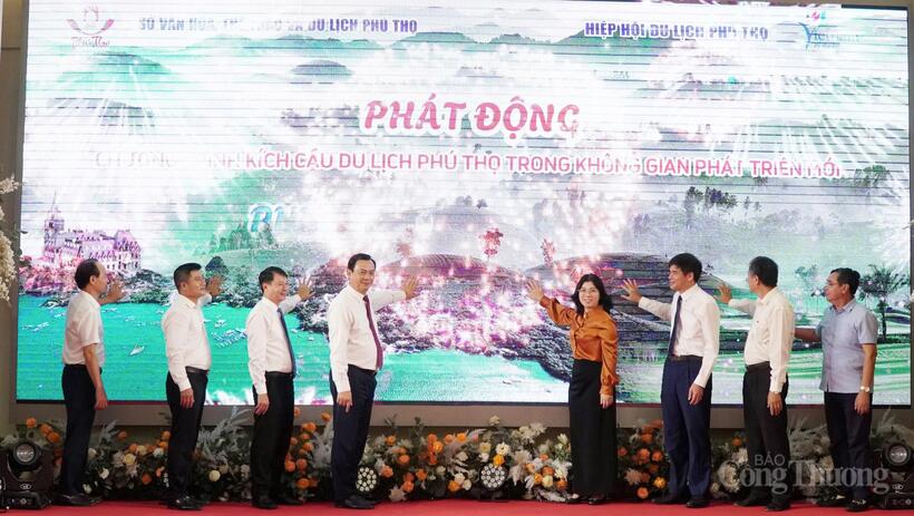 Các đại biểu bấm nút phát động chương trình kích cầu du lịch Phú Thọ trong không gian phát triển mới. Ảnh: Thu Thủy
