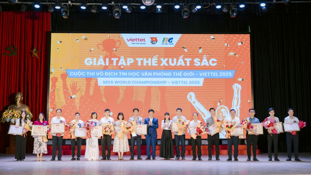 Ban Tổ chức trao phần thưởng đến các tập thể xuất sắc