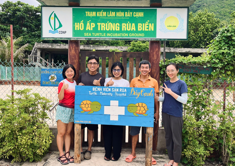 Du khách thích thú tham quan hồ ấp trứng rùa biển ở Côn Đảo. Ảnh: Nguyễn Ngọc