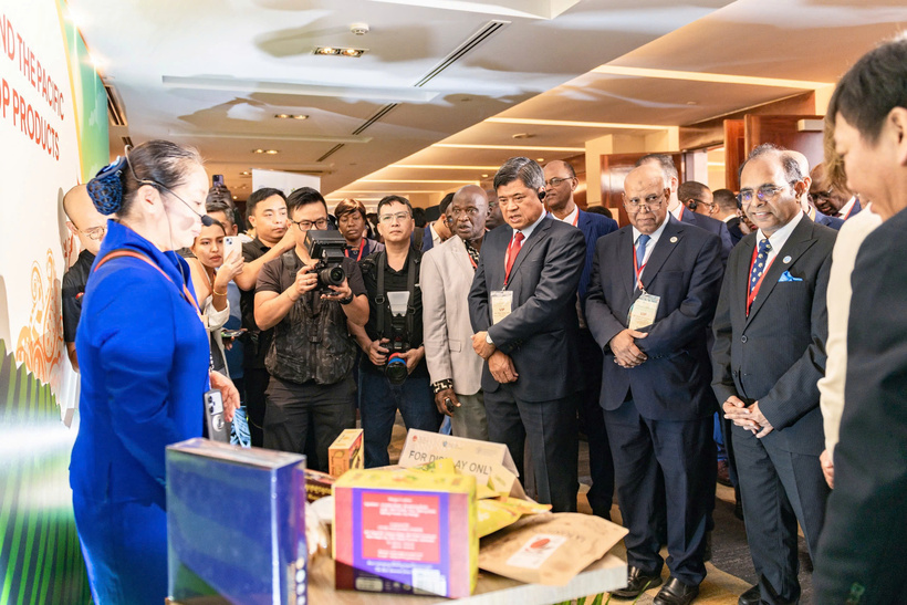 Thứ trưởng Trần Thanh Nam và lãnh đạo các Bộ Nông nghiệp châu Phi, châu Á thăm gian hàng triển lãm OCOP tại Diễn đàn cấp cao liên khu vực. Ảnh: Trần Văn.