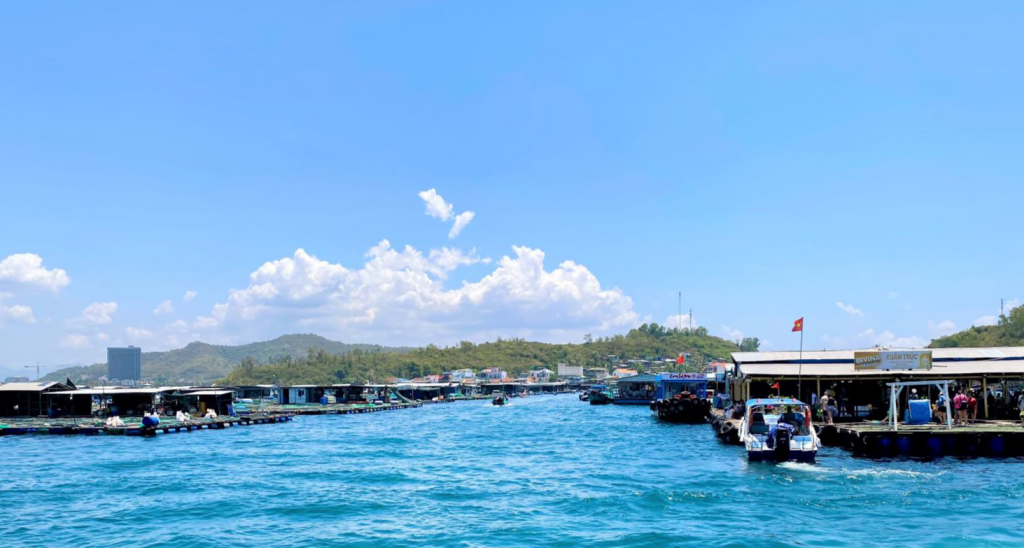 Khánh Hòa sẽ hỗ trợ người dân thực hiện chuyển đổi lồng bè nuôi biển bằng vật liệu truyền thống sang lồng bè nuôi biển bằng vật liệu mới (Ảnh; khanhhoa.gov)