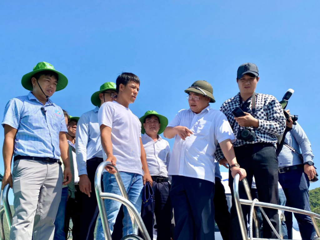 Ông Trịnh Minh Hoàng, Phó Chủ tịch UBND tỉnh Khánh Hòa (thứ 2 từ phải sang) trao đổi với người dân về việc chuyển đổi từ lồng nuôi bằng vật liệu truyền thống sang lồng nuôi bằng vật liệu mới (Ảnh: khanhhoa.gov)