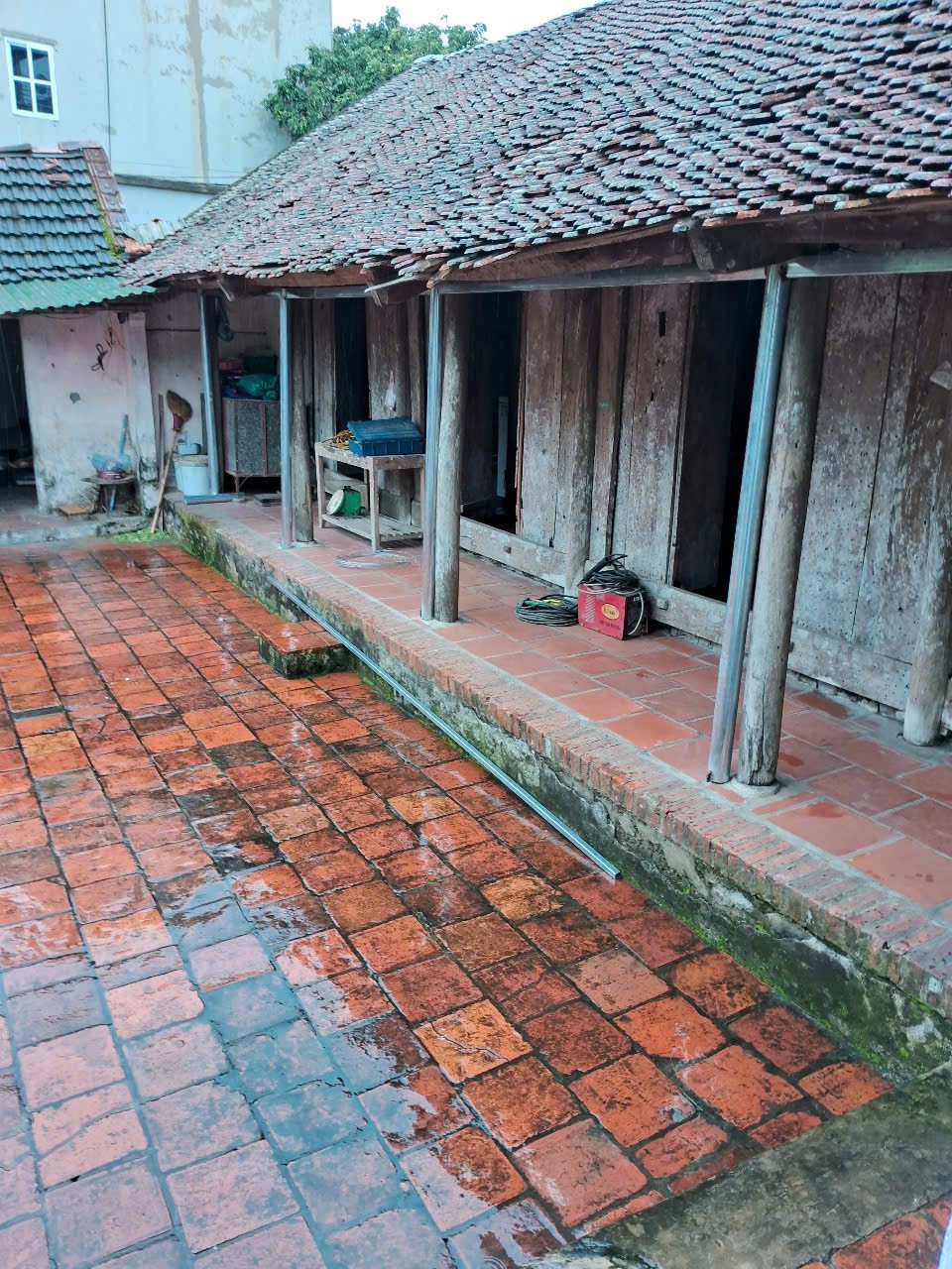 Các ngôi nhà cổ tại Đường Lâm vững vàng trước cơn bão số 3