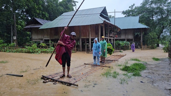 Người dân vùng cao Nghệ An chống chọi với dòng nước lũ. Ảnh: Phạm Thủy