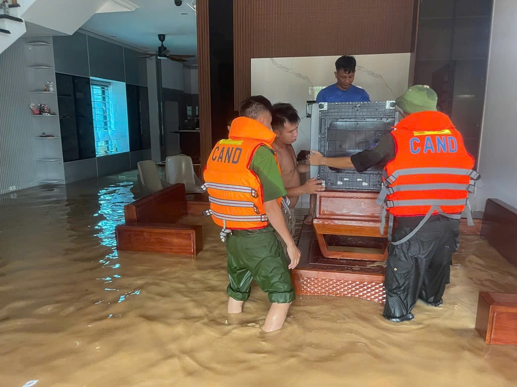 Công an Nghệ An căng sức giúp dân khắc phục hậu quả cơn bão số 3