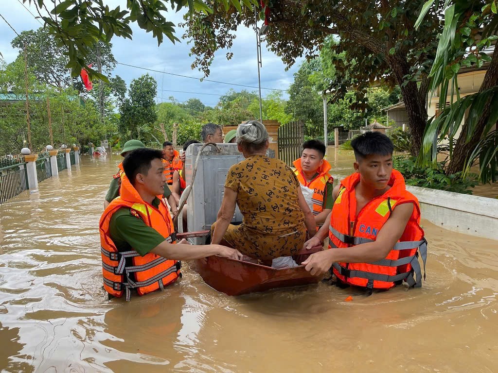 Công an Nghệ An căng sức giúp dân khắc phục hậu quả cơn bão số 3