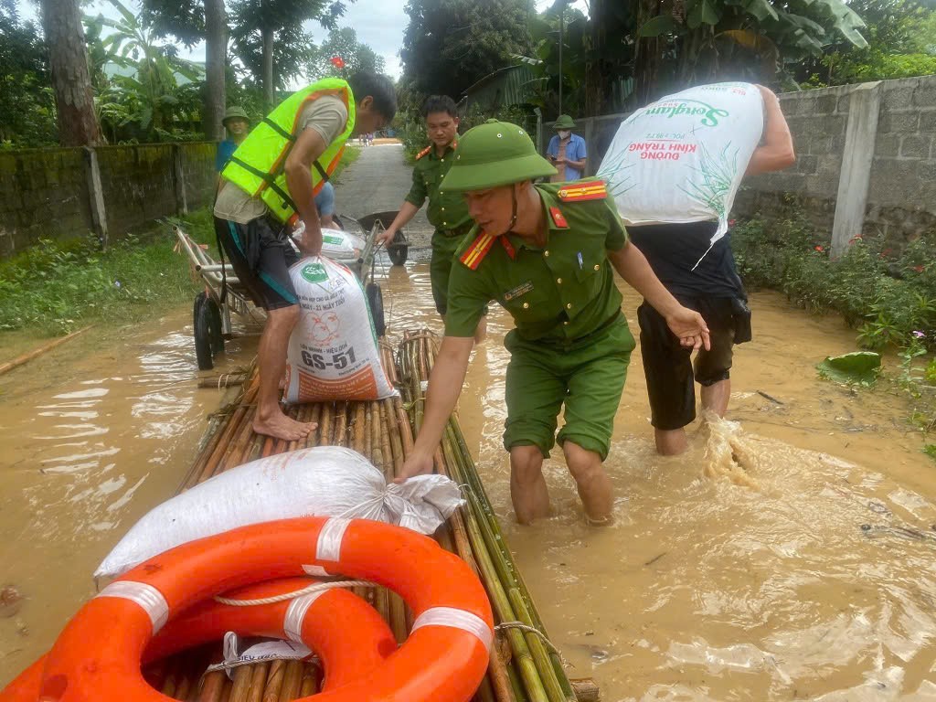 Công an Nghệ An căng sức giúp dân khắc phục hậu quả cơn bão số 3