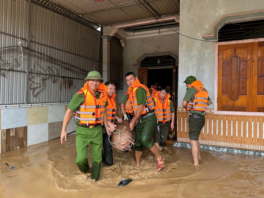 Công an Nghệ An căng sức giúp dân khắc phục hậu quả cơn bão số 3