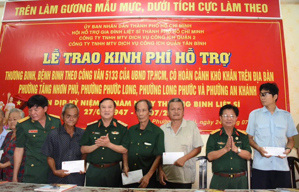 Trao tặng kinh phí cho 9 thương, bệnh binh