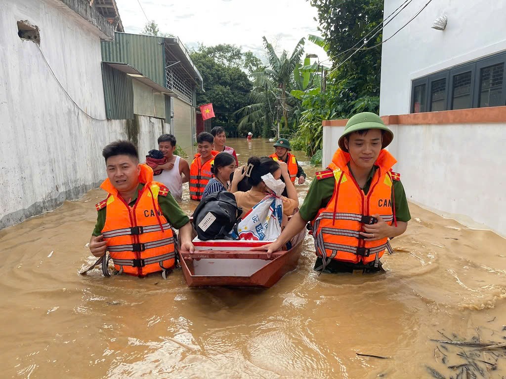 Tổ công tác Công an tỉnh phối hợp với Công an xã Anh Sơn, tỉnh Nghệ An dùng thuyền hỗ trợ các cụ già, người ốm đau, bệnh tật đến nơi an toàn