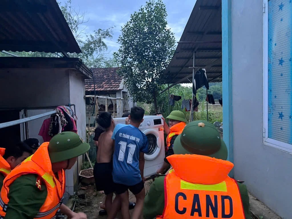 Công an Nghệ An căng sức giúp dân khắc phục hậu quả cơn bão số 3