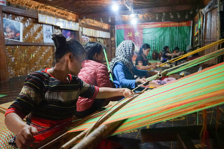 Nghề dệt thổ cẩm của người Xơ Đăng duy trì theo cách mẹ truyền con gái nối nghề. Nhưng có một thời, chiến tranh tàn phá khiến nghề mai một dần, thậm chí không còn mấy người biết đến nghề. Ảnh: Quảng Phú