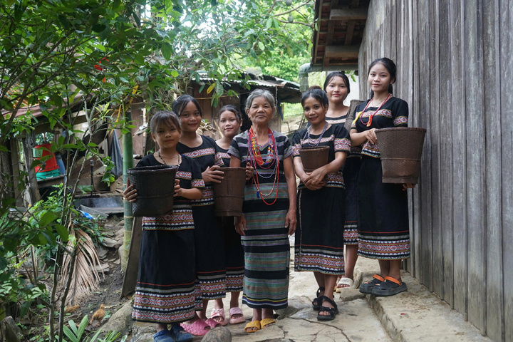 Phụ nữ dân tộc Xơ Đăng mang trang phục truyền thống. Ảnh: Quảng Phú