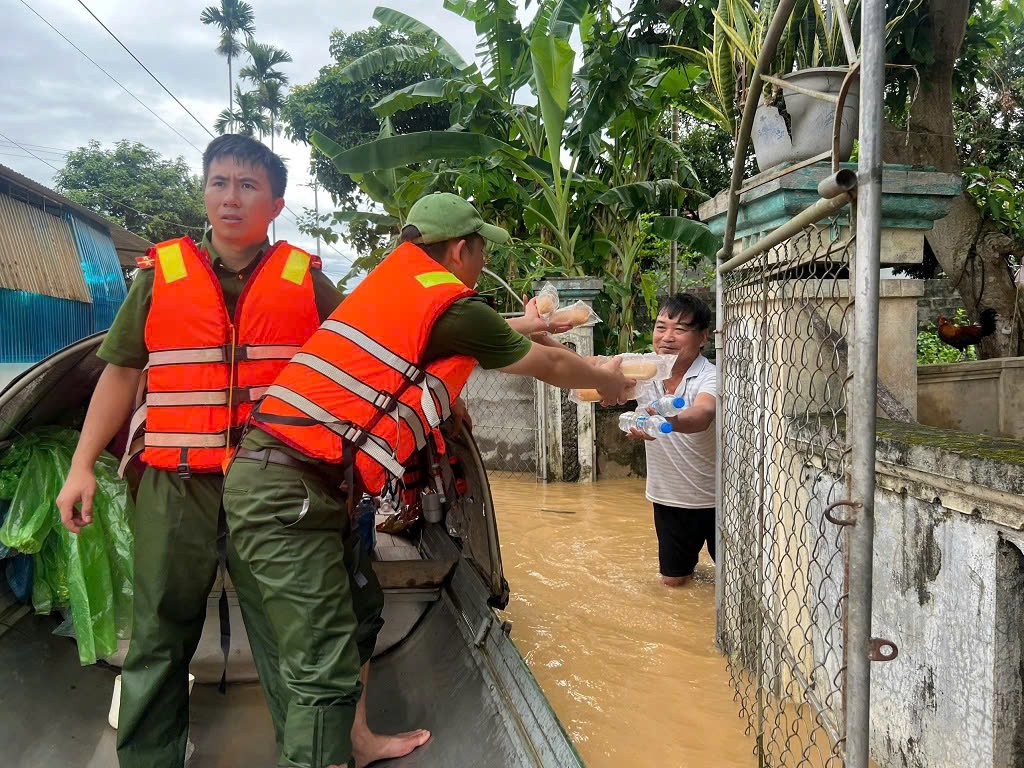 Công an Nghệ An căng sức giúp dân khắc phục hậu quả cơn bão số 3