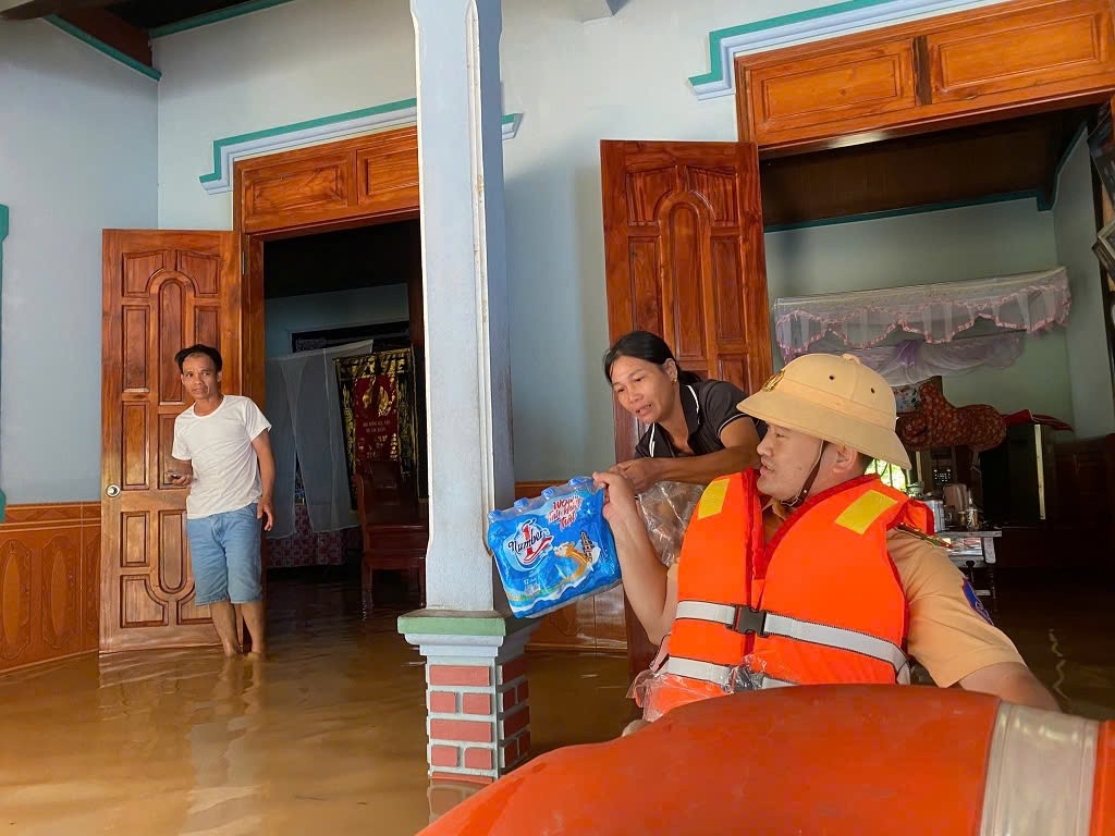 Công an Nghệ An căng sức giúp dân khắc phục hậu quả cơn bão số 3