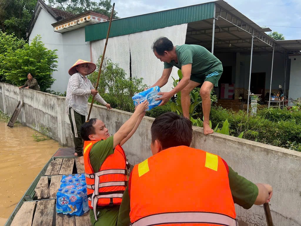 Công an Nghệ An căng sức giúp dân khắc phục hậu quả cơn bão số 3