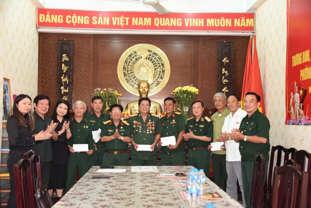 Trao kinh phí nhà tài trợ cho các đơn vị thuộc Trung đoàn 174, Sư đoàn 5 để trao cho các thương, bệnh binh