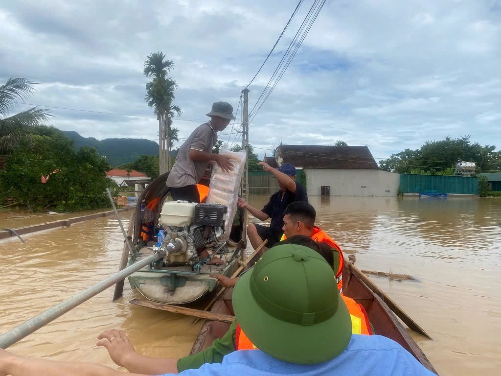 Công an Nghệ An căng sức giúp dân khắc phục hậu quả cơn bão số 3