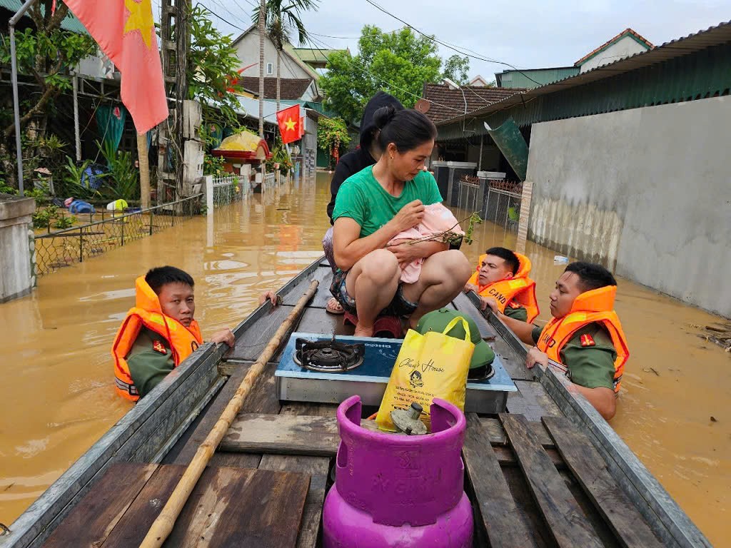 Công an Nghệ An căng sức giúp dân khắc phục hậu quả cơn bão số 3