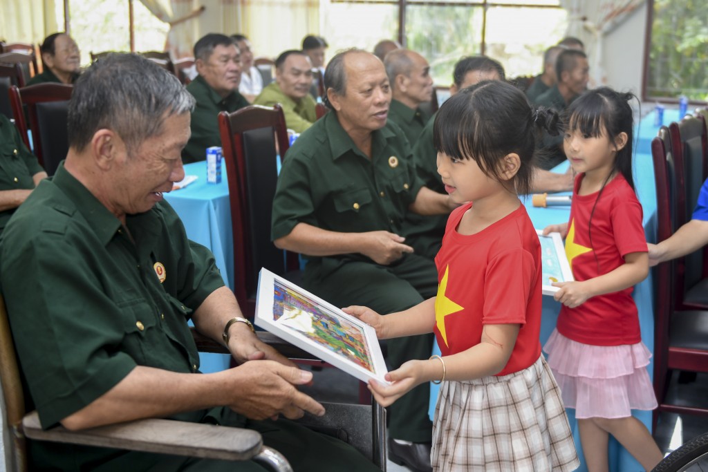 Những bức tranh do con em nhân viên Vinamilk vẽ trở thành cầu nối gắn kết quá khứ với tương lai (Ảnh: Thanh Bình).