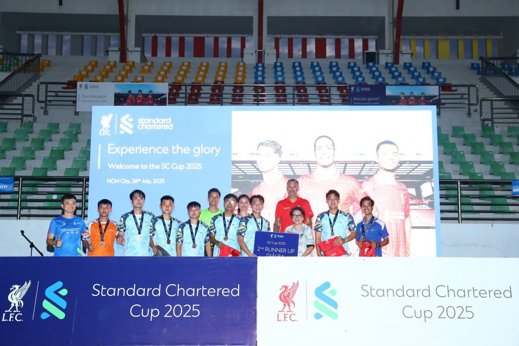 Trưởng Ban TC Giải Bà Trịnh Như Quỳnh trao giải Ba SC Cup 2025 Trưởng Ban TC Giải Bà Trịnh Như Quỳnh trao giải Ba SC Cup 2025