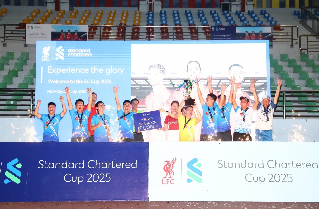 Tổng GĐ Standard Chartered Việt Nam Bà Nguyễn Thúy Hạnh trao giải Vô địch SC Cup 2025 Tổng GĐ Standard Chartered Việt Nam Bà Nguyễn Thúy Hạnh trao giải Vô địch SC Cup 2025
