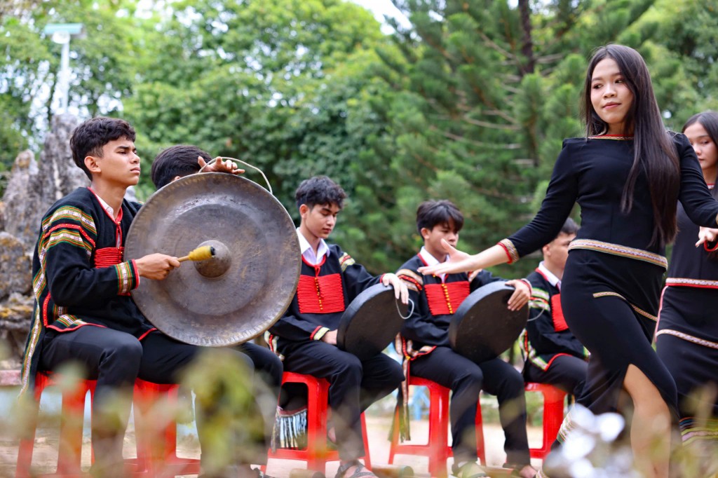 Hình ảnh cô và trò đồng bào dân tộc tỉnh Đắk Lắk dưới góc nhìn của nhà báo Thanh Tùng