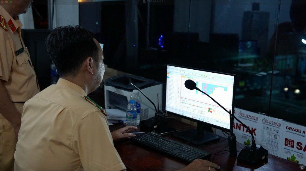 Cán bộ CSGT làm việc tăng ca để giải quyết hồ sơ tồn đọng của người dân