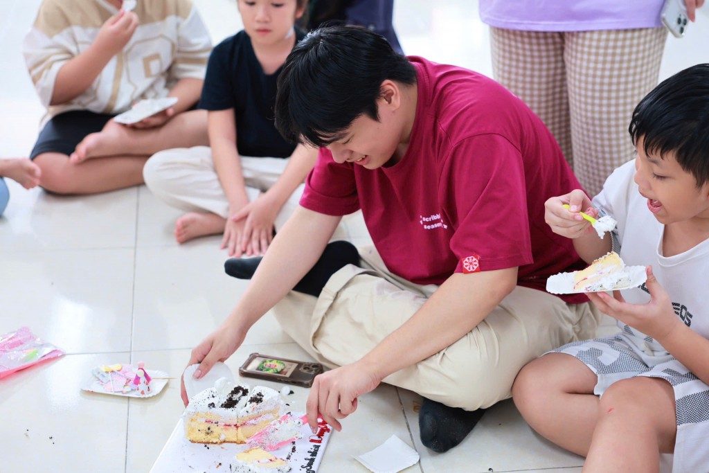 Hoàng Minh cho rằng, Đối với em, Scribbles không chỉ là một sân chơi giúp em rút ra được nhiều bài học kinh nghiệm quý giá mà còn là một cột mốc đáng nhớ trong hành trình trưởng thành.