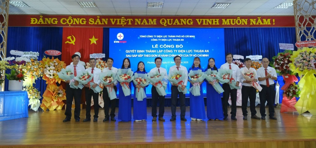 Ông Lê Quang Độ - Thường vụ BCH Công đoàn EVNHCMC trao quyết định chỉ định Ban chấp hành và Uỷ ban kiểm tra cho Công đoàn cơ sở Công ty điện lực Thuận An