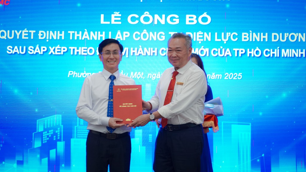 Chủ tịch HĐTV EVNHCMC Phạm Quốc Bảo trao quyết định kiện toàn và thành lập Công ty điện lực Bình Dương