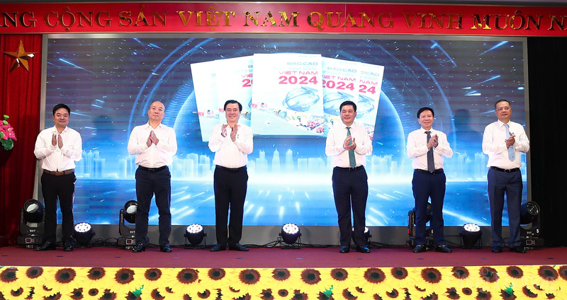 Các đại biểu bấm nút ra mắt Báo cáo Xuất nhập khẩu Việt Nam năm 2024