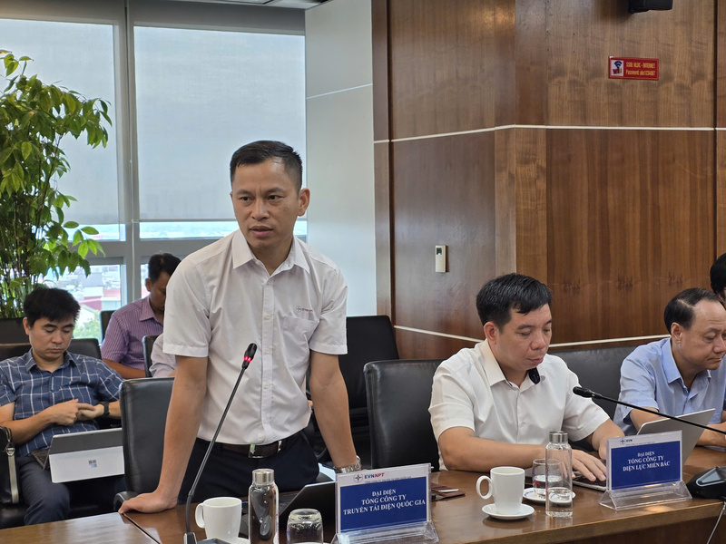 Đại diện Tổng công ty Truyền tải Điện quốc gia phát biểu tại cuộc họp