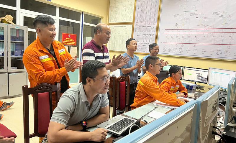 Đại diện NPTPMB cùng các đơn vị liên quan chứng kiến thời khắc đóng điện của dự án