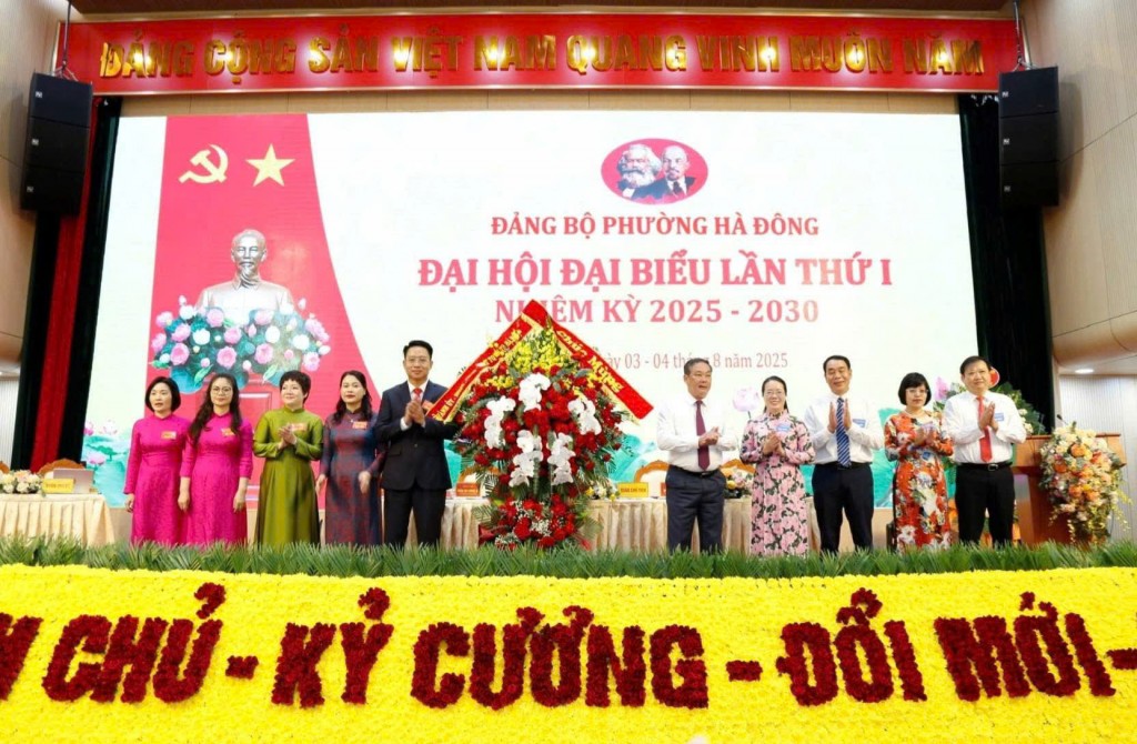 ồng chí Lê Hồng Sơn - Ủy viên Ban Thường vụ Thành ủy, Phó Chủ tịch Thường trực UBND Thành phố Hà Nội, Trưởng đoàn công tác số 11
