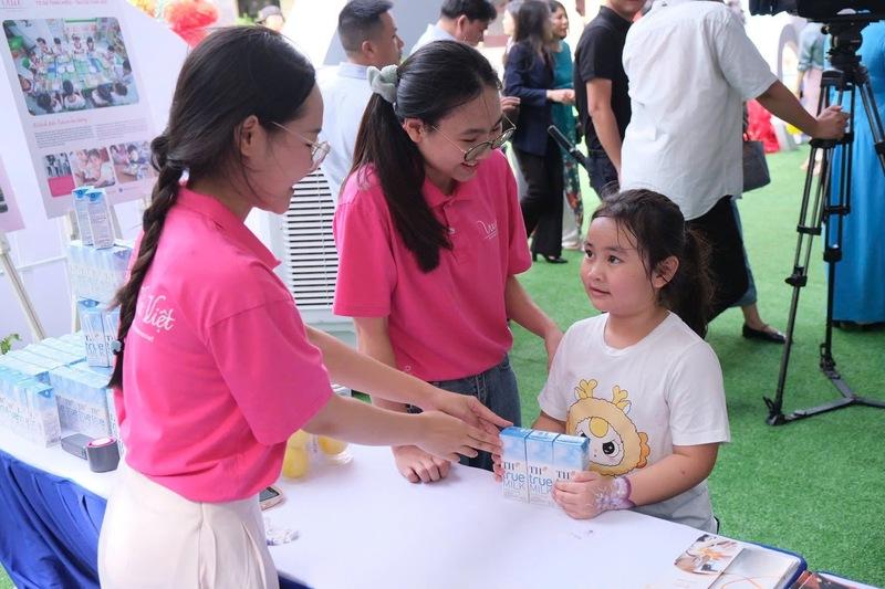 Các bạn trẻ tham gia trả lời câu hỏi kiến thức về sữa tại sự kiện