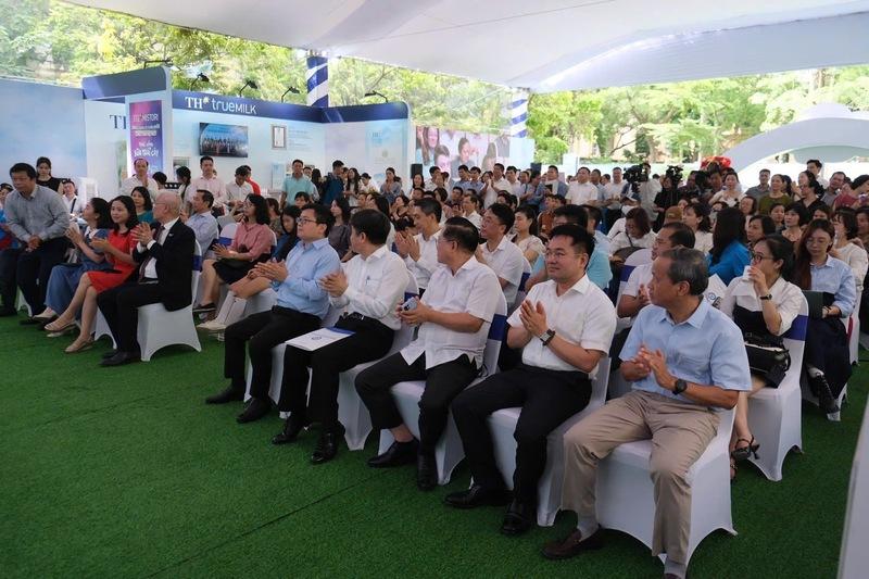 Các đại biểu tham dự lễ khai mạc