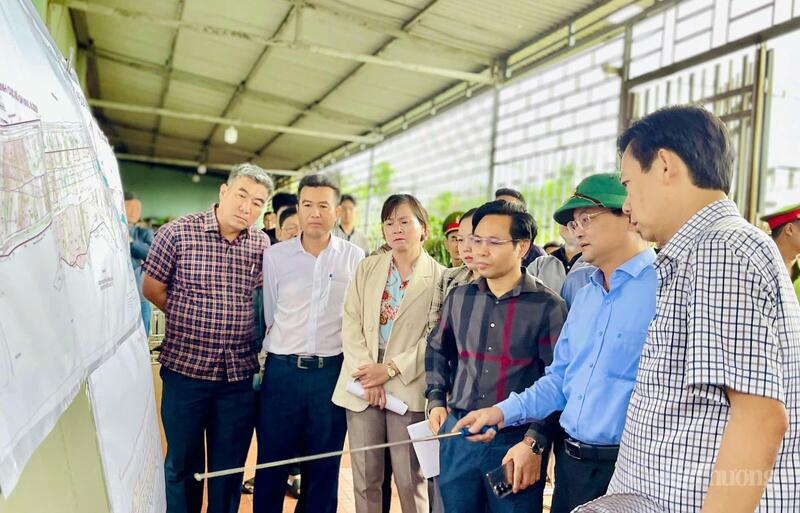 Đoàn công tác do Phó Chủ tịch UBND tỉnh Nguyễn Tự Công Hoàng dẫn đầu cùng các sở, ngành khảo sát tại Dự án khu dân cư đường Nguyễn Văn Linh