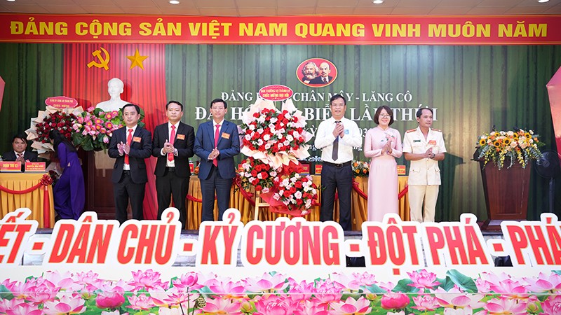 Phó Bí thư Thường trực Thành ủy Huế Phạm Đức Tiến tặng hoa chúc mừng Đại hội